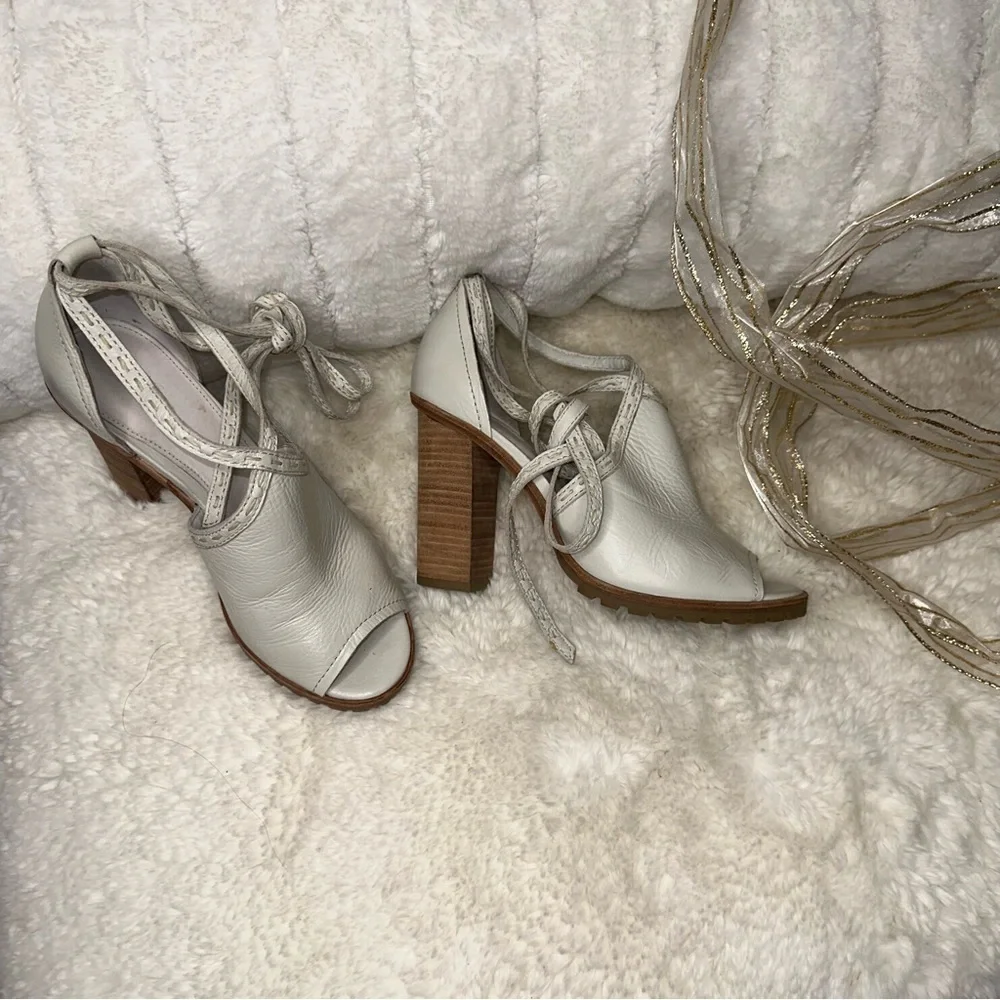 Frye Suzie Pickstitch Lug Womens White Leather Strap Heels Shoes size 7 1/2